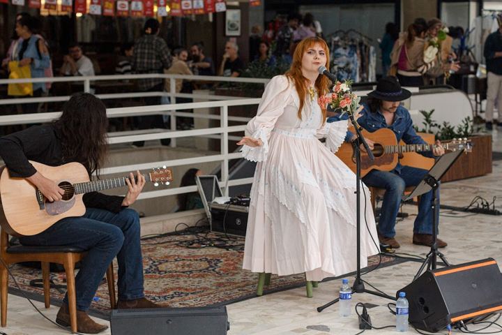 Apresentação de música ao vivo com violão (maio)