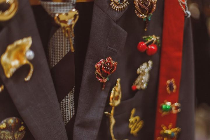 Broches antigos presos na lapela de um blazer (setembro)