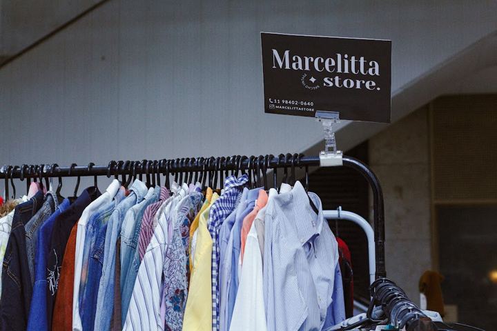Arara de camisas de uma loja expositora (dezembro)